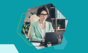 estudiante usando laptop con software contable