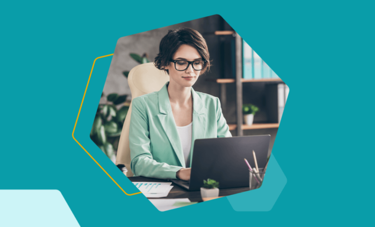 estudiante usando laptop con software contable