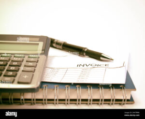 Cómo Se Realiza El Cálculo Para Quitar El IVA Correctamente 1 factura con calculadora y lapiz sobre escritorio