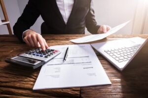 factura en mano de persona trabajando oficina