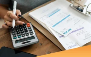 Para qué sirve una factura y por qué es importante en tu negocio 2 factura impresa con boligrafo y calculadora