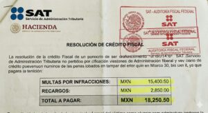 factura mexicana oficial sobre escritorio limpio
