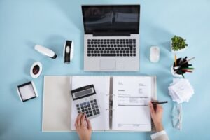 factura y calculadora sobre escritorio ordenado 1