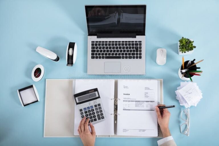 factura y calculadora sobre escritorio ordenado 1