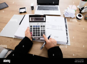 Qué Gastos Son Deducibles Ante El SAT Para Pymes Y Personas 2 factura y calculadora sobre mesa de oficina