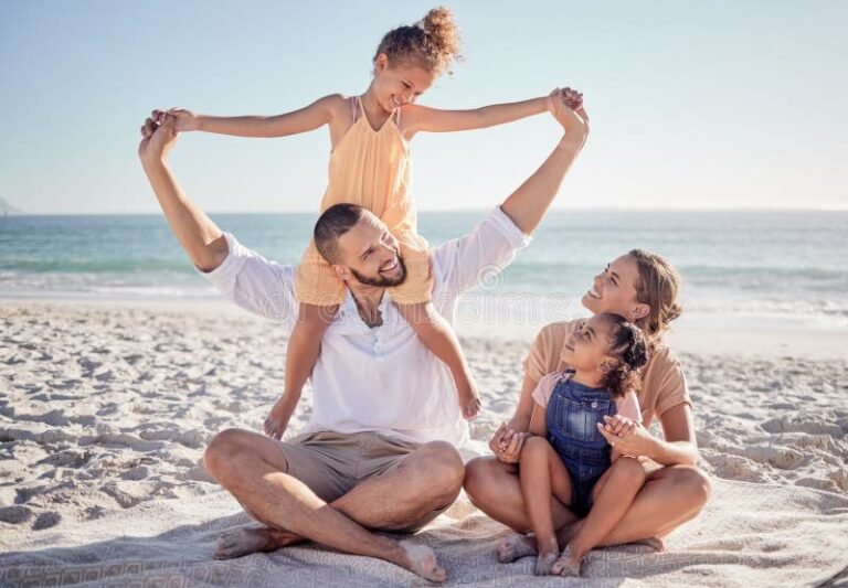 familia feliz disfrutando vacaciones en playa mexicana