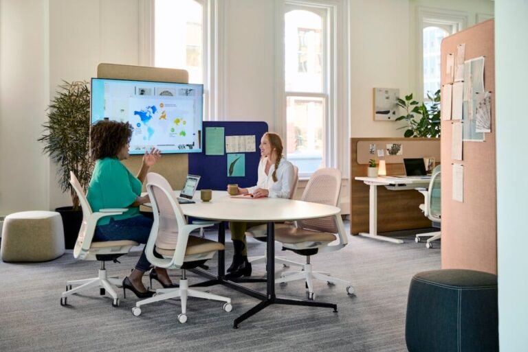 gente trabajando en oficina moderna colaborativa