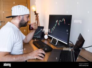 Cómo Funciona La Bolsa De Valores Y Por Qué Es Importante 4 grafico de acciones con hombre observando