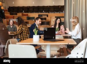 interior oficina sat con personas atendiendo