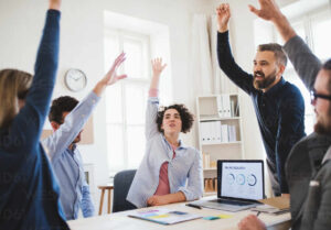 Cuáles son los beneficios de constituir una Sociedad por Acciones Simplificada 3 jovenes empresarios celebrando exito empresarial moderno