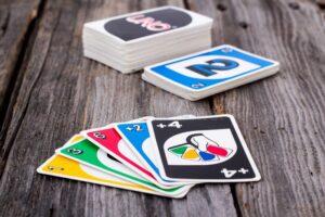 Cuánto cuesta el UNO y dónde comprarlo al mejor precio 1 juego de cartas uno sobre mesa de madera