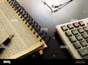 libros de contabilidad y calculadora sobre escritorio