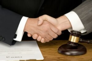 Una Empresa Es Persona Física O Moral Y Cuál Es La Diferencia 25 mano estrechando negocio y documentos legales