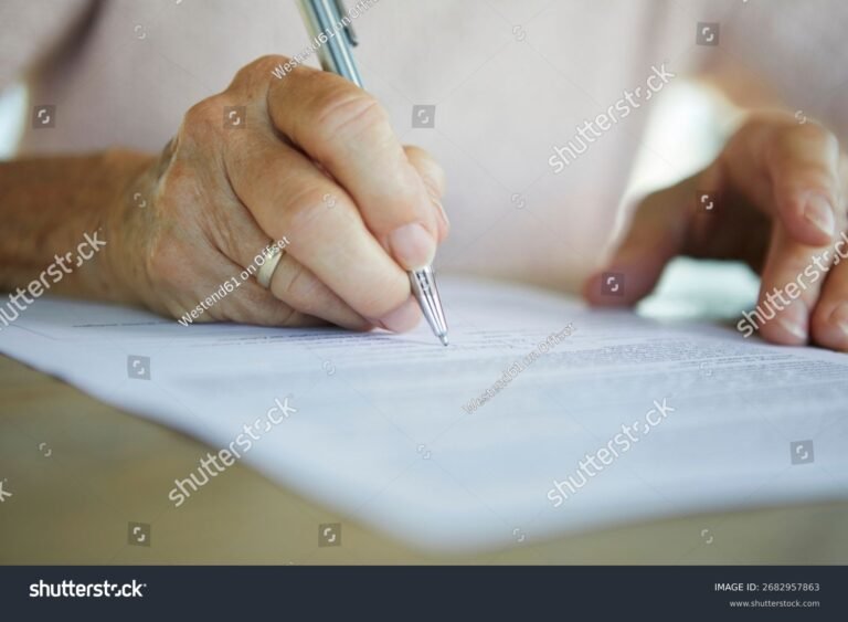 mano firmando documento de jubilacion oficial