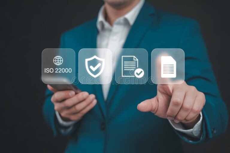 mano sosteniendo certificado digital y llave