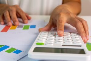 Cómo Calcular Mi Liquidación Laboral En México Paso A Paso 2 manos calculando finanzas con calculadora laboral