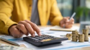 manos calculando finanzas con calculadora y papeles