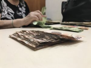 manos contando billetes mexicanos en oficina