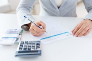 Cómo Se Calculan Las Utilidades De Una Empresa Paso a Paso 7 manos contando dinero y calculadora financiera
