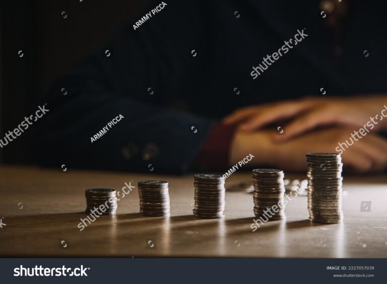 manos contando monedas con calendario atras
