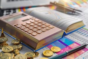 Qué Son Cargo y Abono en Contabilidad y Cómo Se Usan Correctamente 3 manos contando monedas con libro contable abierto