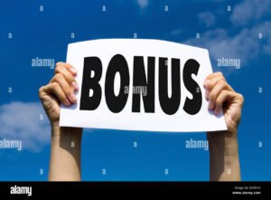 manos entregando billetes de aguinaldo coloridos