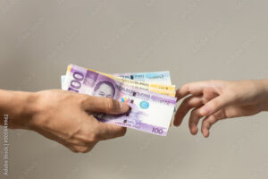 Cuánto dinero en efectivo puedo depositar en mi cuenta bancaria 2 manos entregando billetes en banco