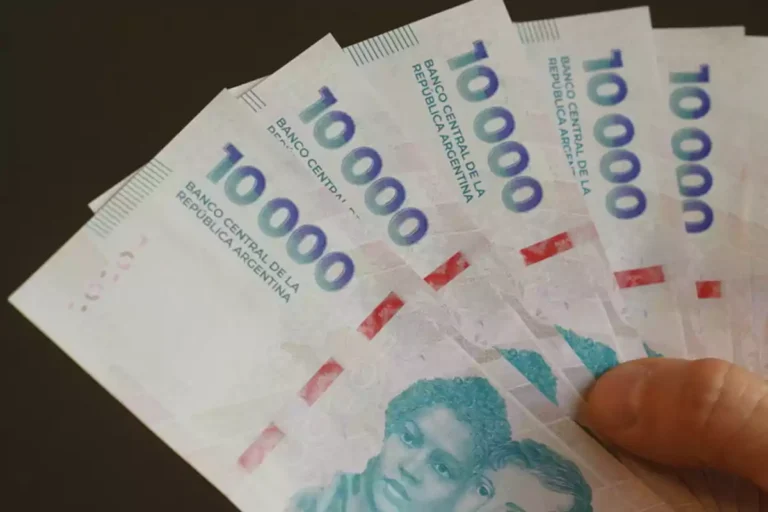 Afecta la incapacidad el pago completo del aguinaldo en México 2 manos entregando billetes mexicanos de aguinaldo
