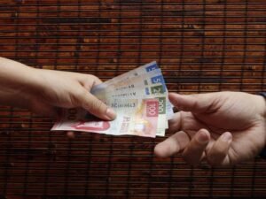 manos entregando dinero billetes mexico