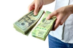 Cuánto cobra Banco Azteca de comisión por enviar dinero 12 manos entregando dinero en billetes mexicanos