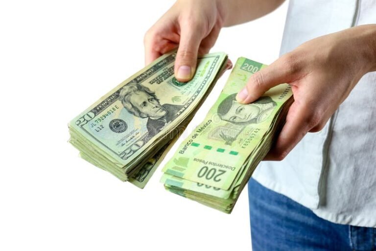 manos entregando dinero en billetes mexicanos