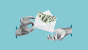 manos entregando un sobre con dinero