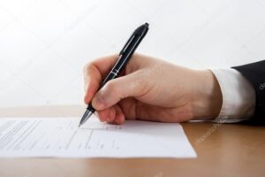 Qué Es El Acta Constitutiva De Una Sociedad Anónima Y Para Qué Sirve 7 manos firmando documentos corporativos oficiales