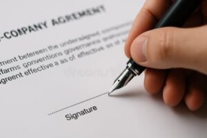 manos firmando documentos legales empresa