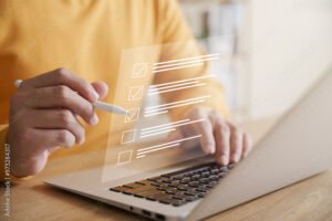 manos llenando formulario de pago digital