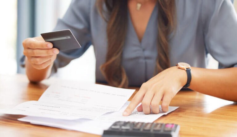 manos revisando informe crediticio detallado