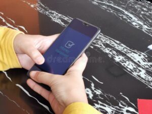 manos sosteniendo smartphone con notificacion bancaria
