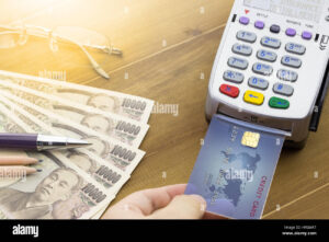 manos sosteniendo tarjeta bancaria y calculadora