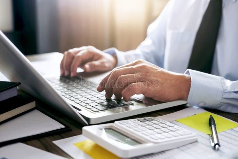 manos trabajando con calculadora y documentos laborales