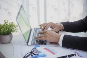 Cómo usar Excel para llevar la contabilidad de un negocio pequeño 4 manos usando laptop con hojas de calculo excel