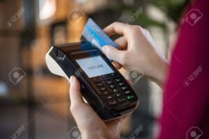 manos usando tarjeta de debito en tienda