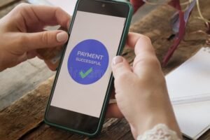 manos usando telefono para transferencias bancarias