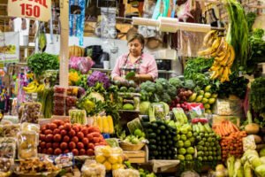 mercado tradicional mexicano con frutas y verduras
