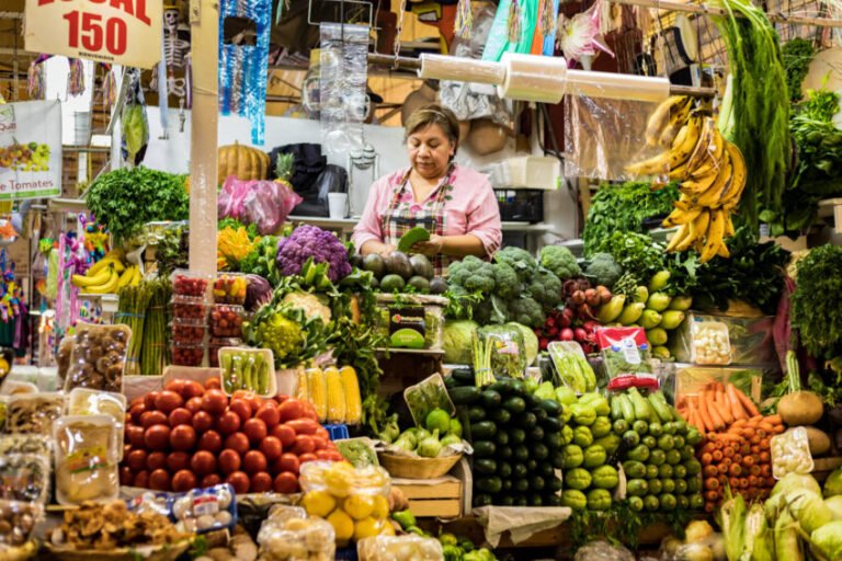 mercado tradicional mexicano con frutas y verduras