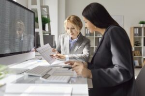 Por qué es importante la contabilidad en las empresas mexicanas 1 oficina con contadores revisando documentos financieros