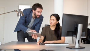 oficina con documentos y una computadora vigente