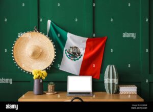 oficina corporativa moderna con bandera mexicana