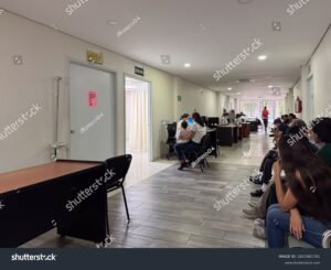 Cómo puedo sacar mi afiliación al IMSS en México fácilmente 1 oficina del imss con personas esperando atencion