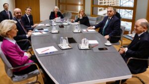 oficina del sat con ciudadanos haciendo filas