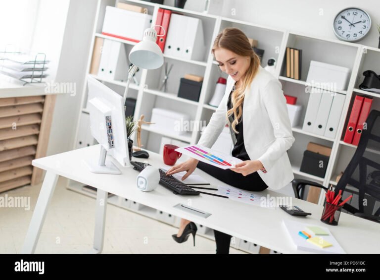 oficina del sat con computadora y documentos